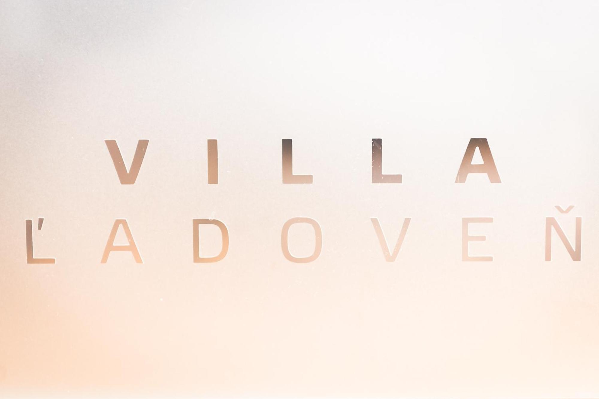 Villa Ladoven Luxusny Apartman 124M2 مارتون الغرفة الصورة